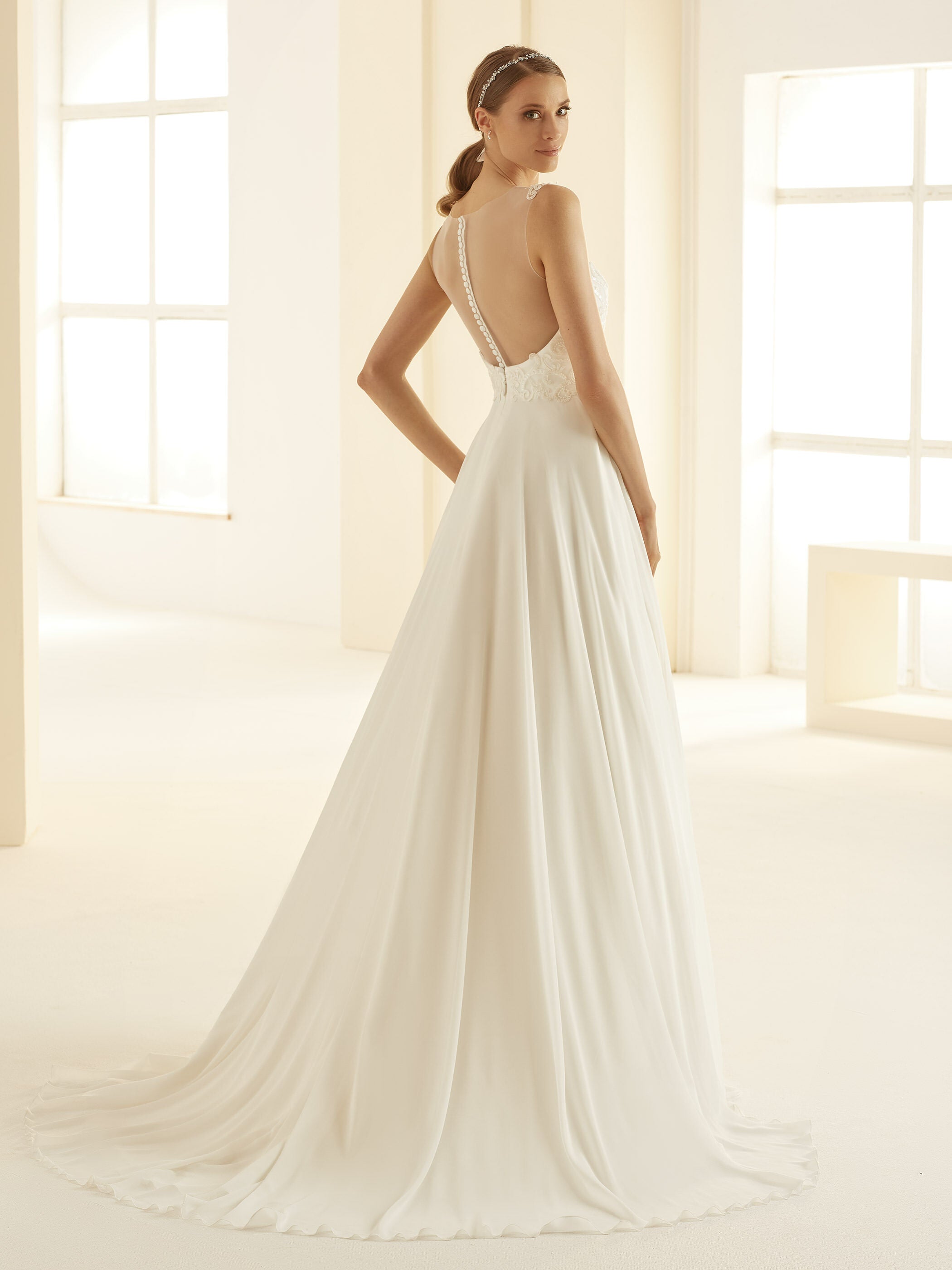 Brautkleid Pandora – Chiffon und Spitze in Creme – Ansicht 2 | Lamia Mode