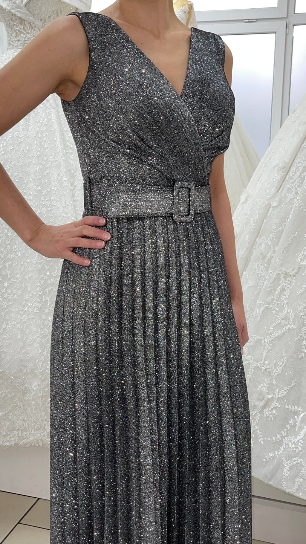 Abendkleid Plissiertes Abendkleid mit V-Ausschnitt und Gürtel FK3501 – Ansicht 7 | Lamia Mode
