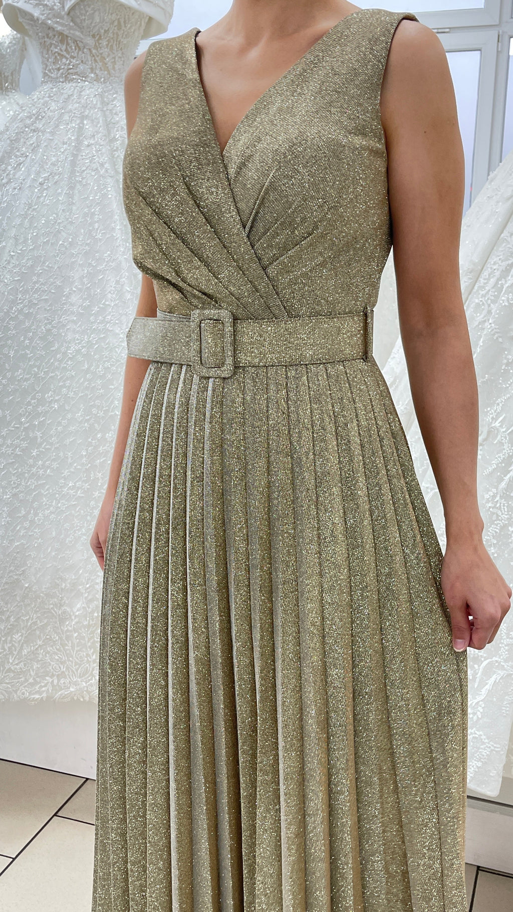 Abendkleid Plissiertes Abendkleid mit V-Ausschnitt und Gürtel FK3501 – Ansicht 4 | Lamia Mode