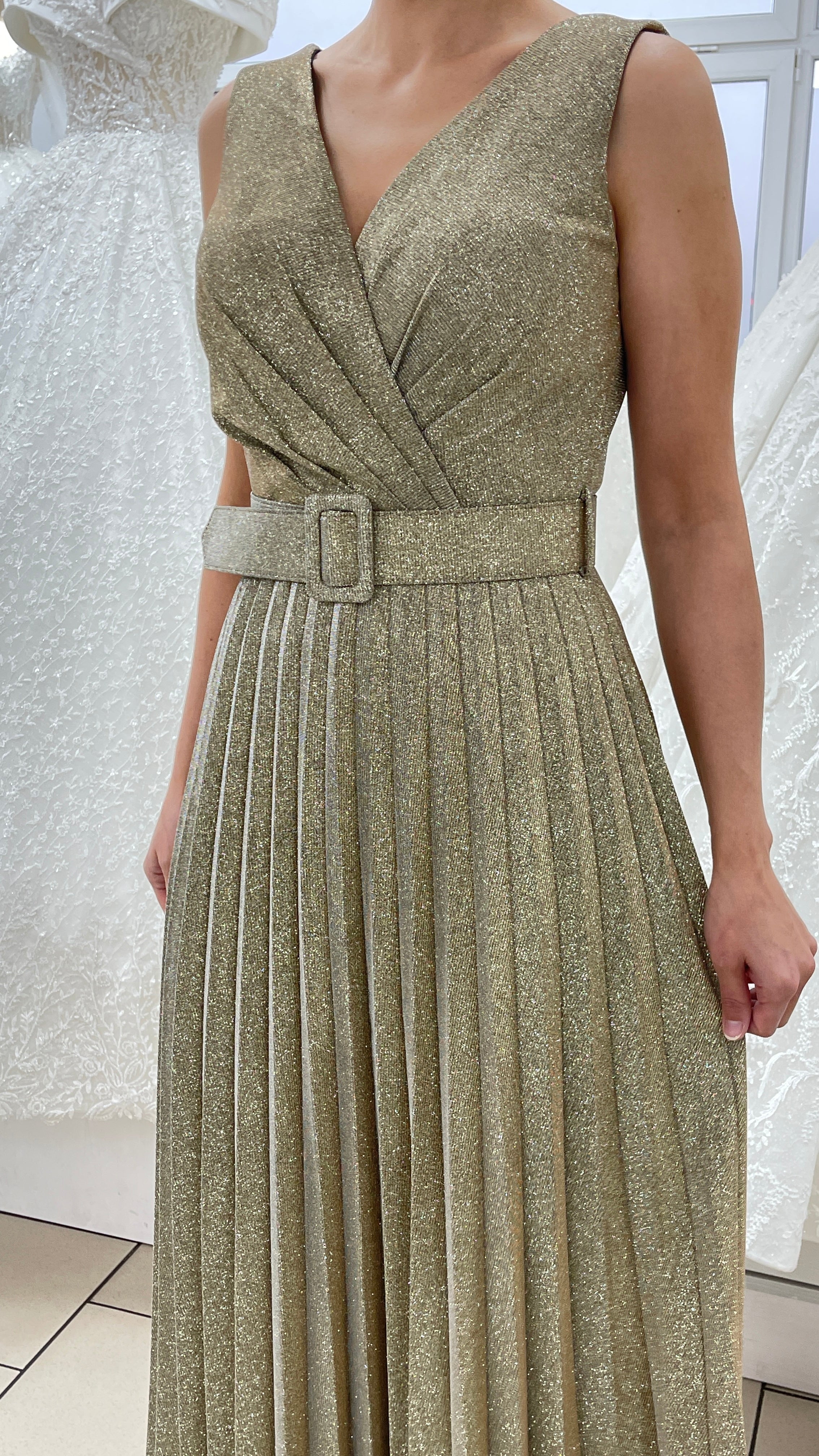 Abendkleid Plissiertes Abendkleid mit V-Ausschnitt und Gürtel FK3501 – Ansicht 4 | Lamia Mode