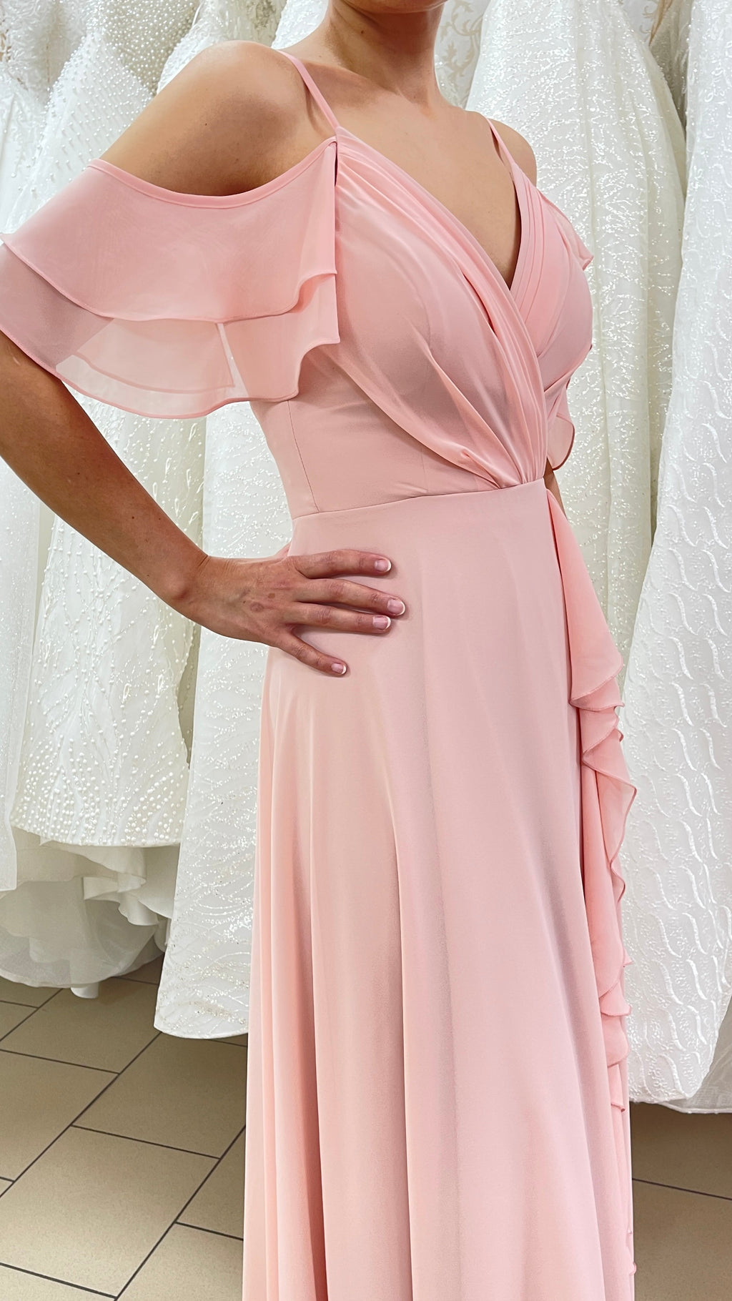 Abendkleid Fließendes Abendkleid mit Volants und Wickeloptik – FK3323 in Puder – Ansicht 2 | Lamia Mode