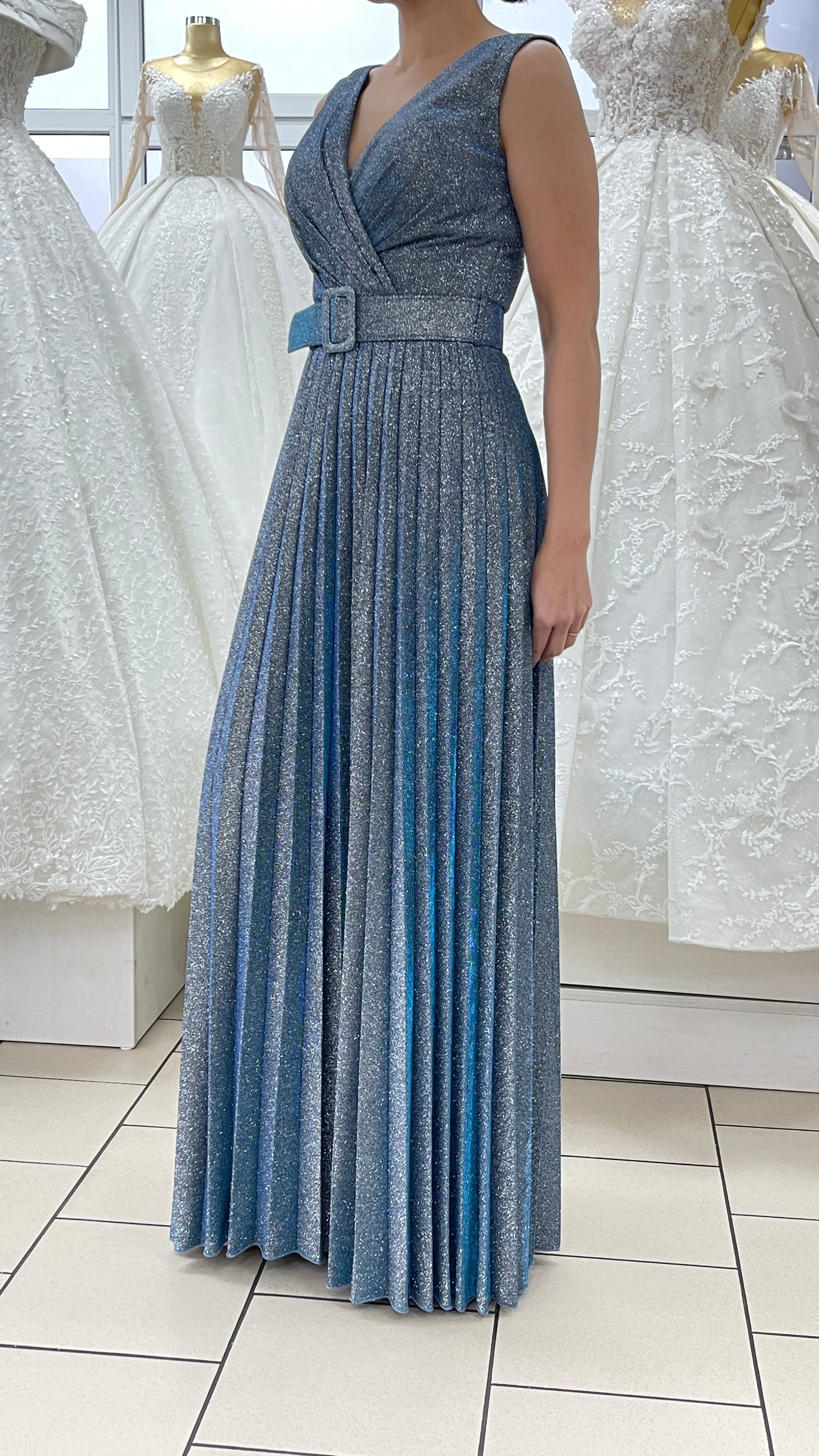 Abendkleid Plissiertes Abendkleid mit V-Ausschnitt und Gürtel FK3501 – Ansicht 6 | Lamia Mode