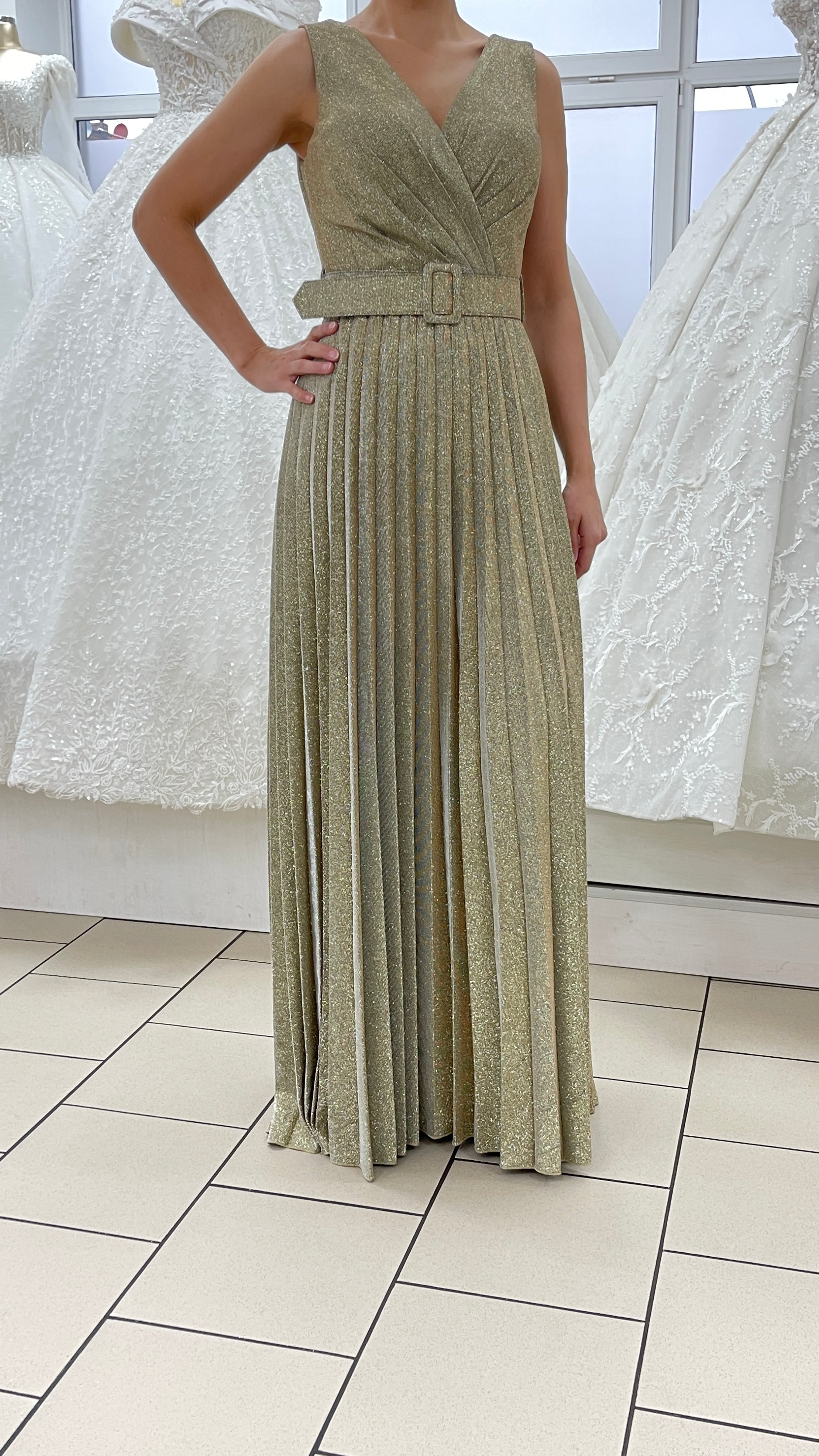 Abendkleid Plissiertes Abendkleid mit V-Ausschnitt und Gürtel FK3501 – Ansicht 3 | Lamia Mode
