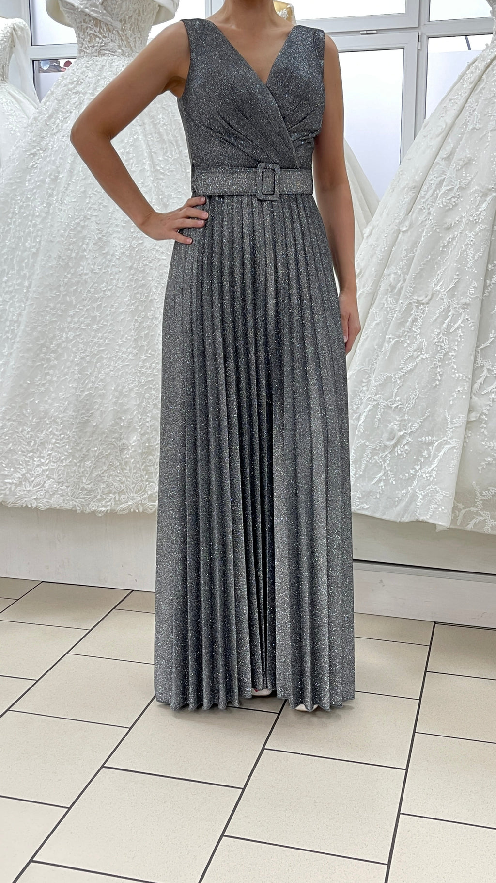 Abendkleid Plissiertes Abendkleid mit V-Ausschnitt und Gürtel FK3501 – Ansicht 8 | Lamia Mode