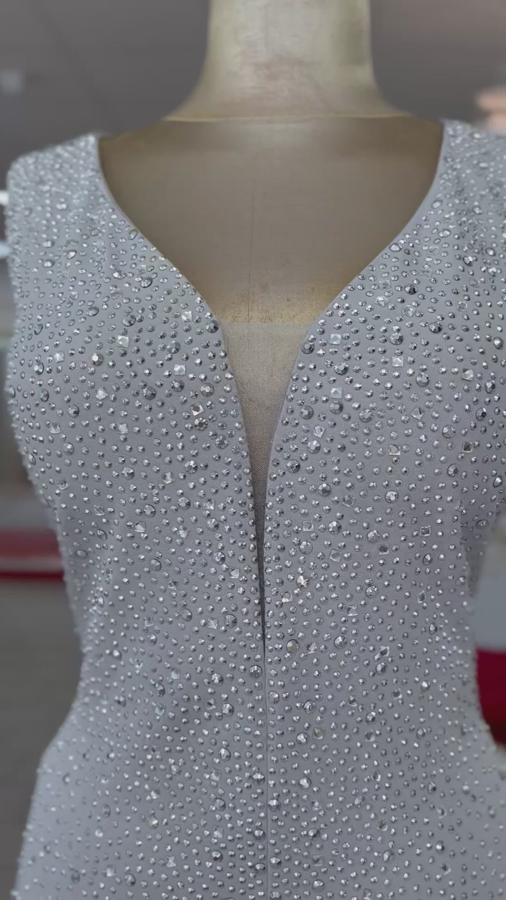 Abendkleid Elegantes Glanz-Abendkleid mit Beinschlitz – C5951