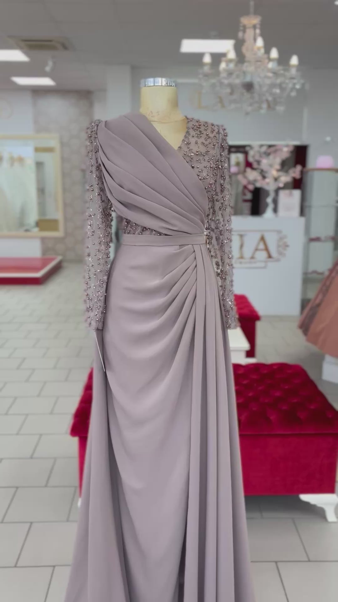 Drapiertes Kleid mit Perlenärmeln & V-Ausschnitt – R7443