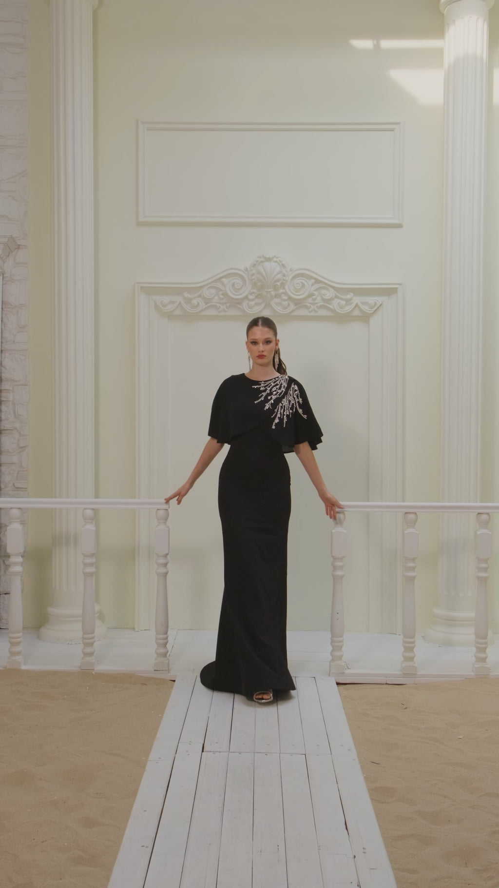 Elegantes Abendkleid mit Cape & Schmuckdetails – C5989