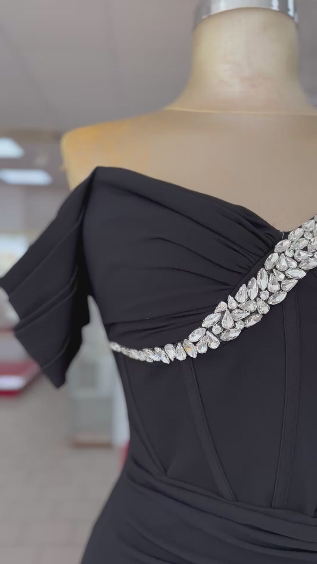 Elegantes Off-Shoulder-Abendkleid mit Schmuckdetail – C4988