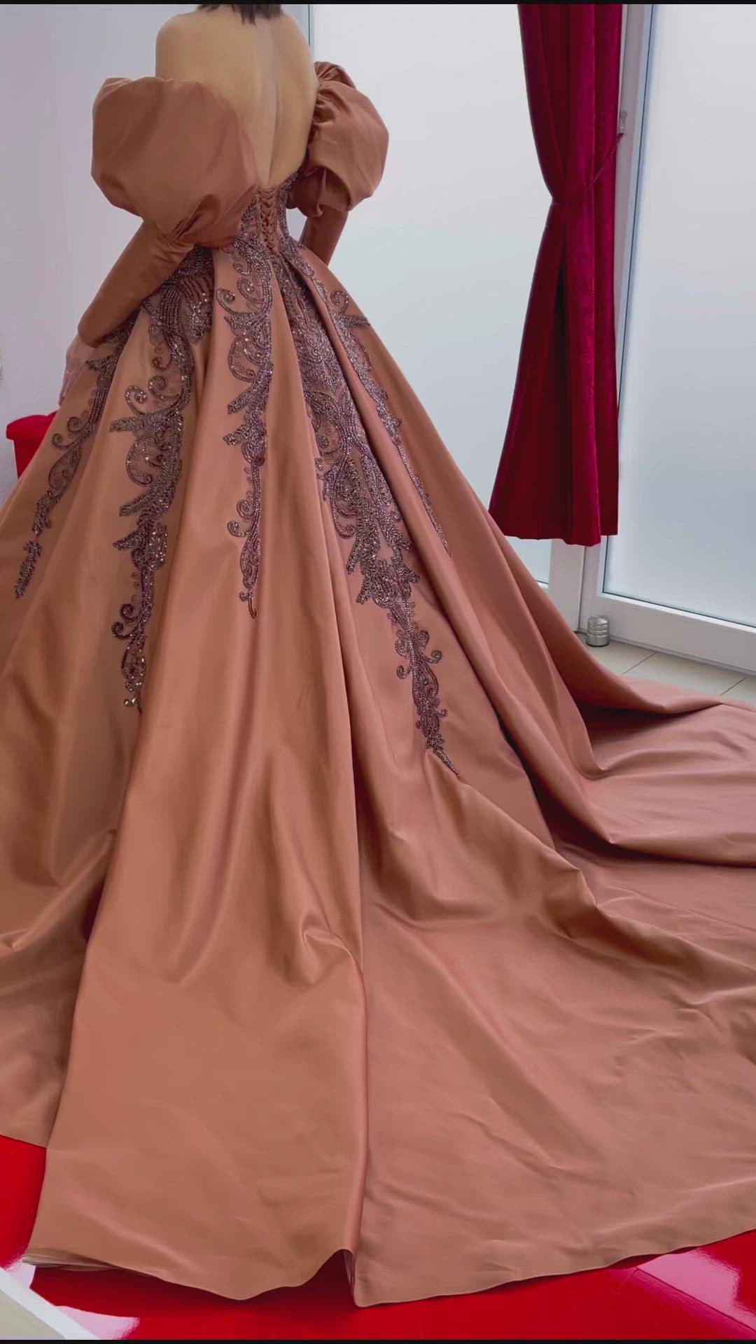 Ballkleid Müge – Corsagen-Oberteil und Schleppe