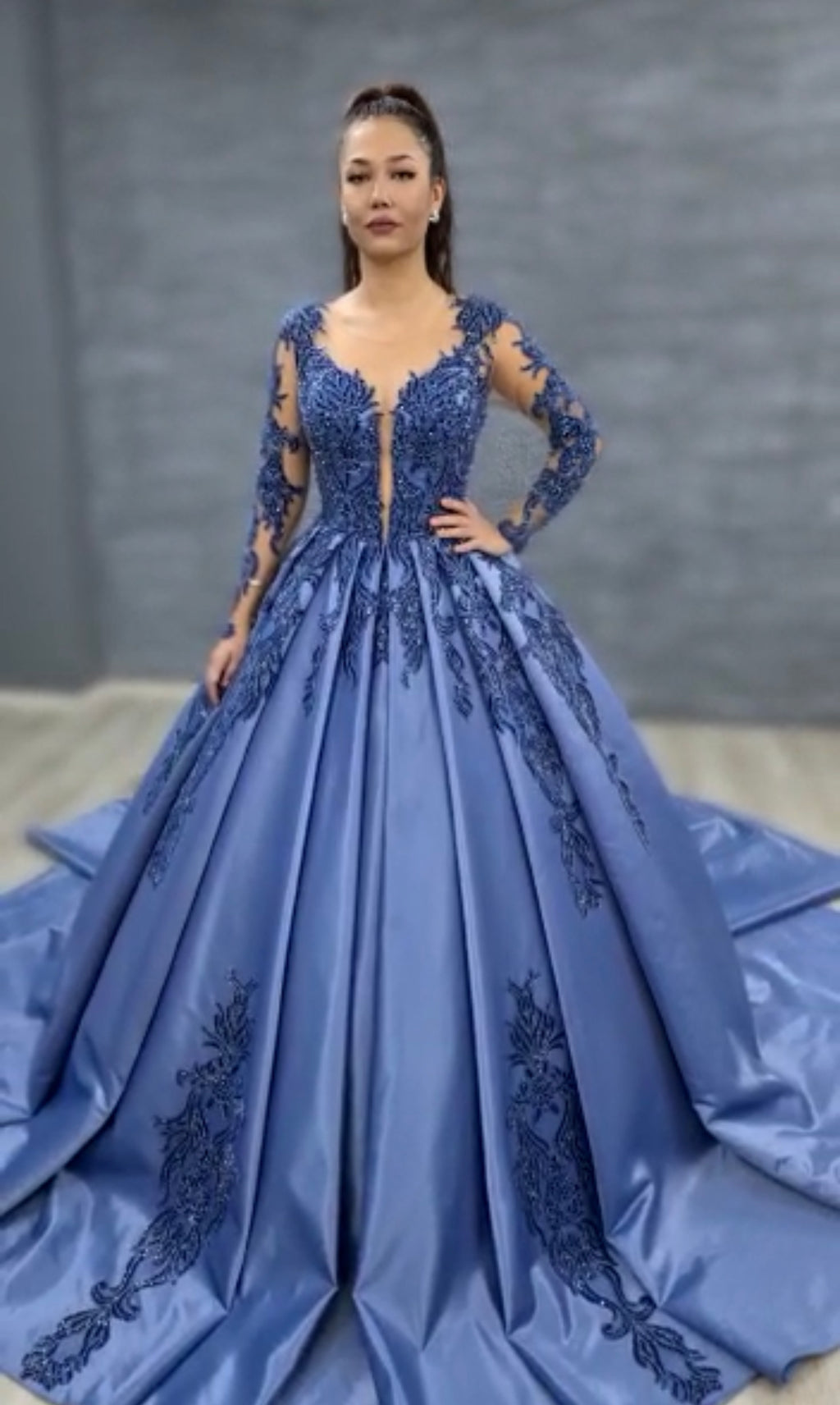 Ballkleid Ortanca – Spitze und Corsagen-Oberteil in Indigo – Ansicht 1 | Lamia Mode