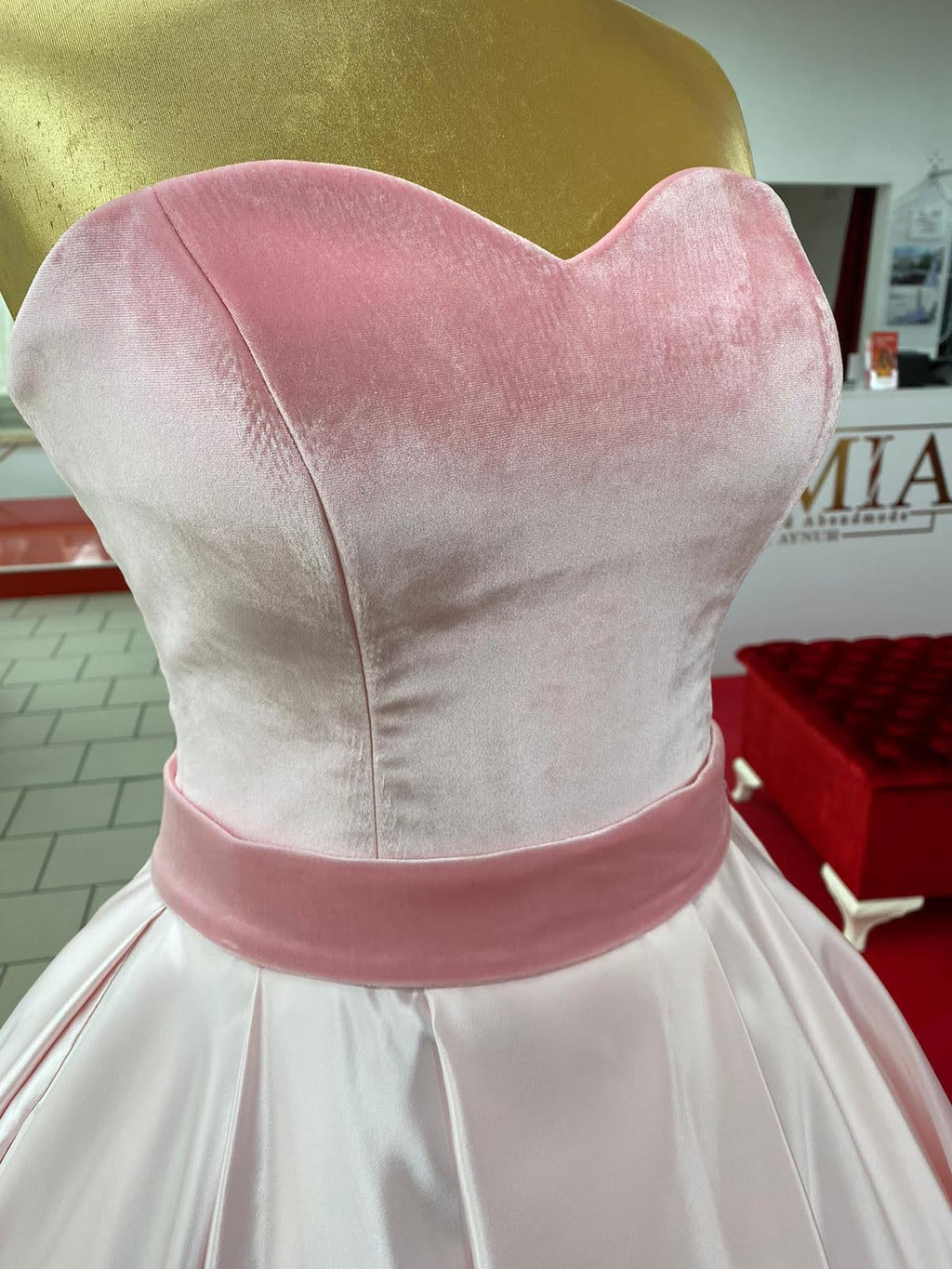 Ballkleid Rosa – Corsagen-Oberteil und Schleppe – Ansicht 3 | Lamia Mode